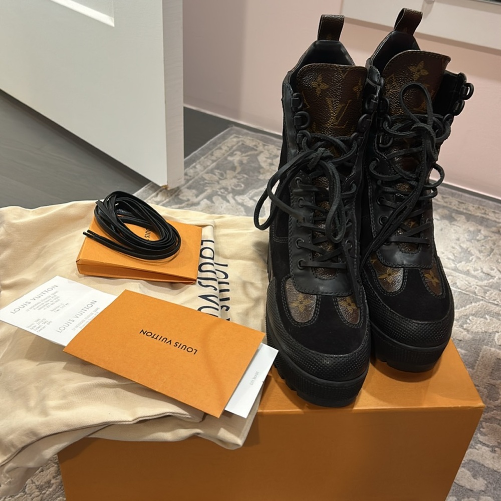 *Authentic* Louis Vuitton Laureate Platform Deser… - image 1